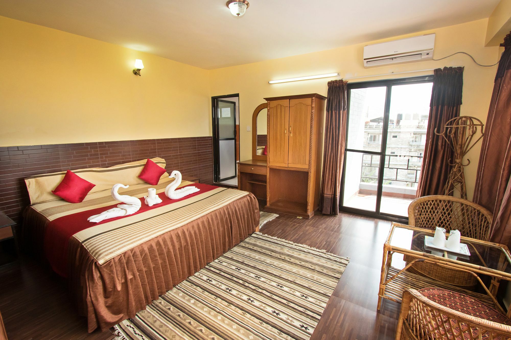 The North Face Inn Pokhara Exteriör bild